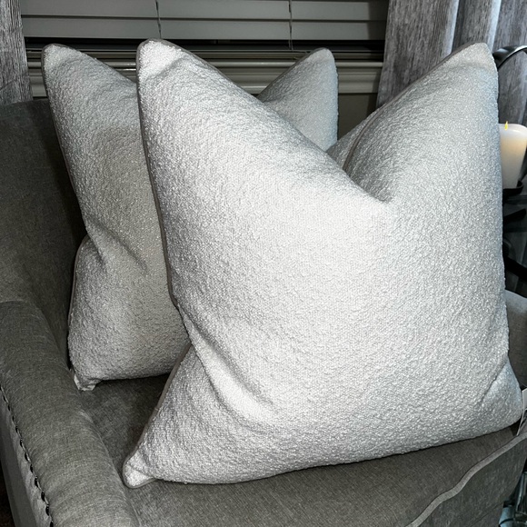 1-NWT HOMEY COZY BOUCLE PIPED DESIGN LUXURY FEATHER PILLOW